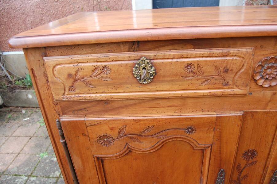 Louis XV buffet in walnut from the early 19th century.