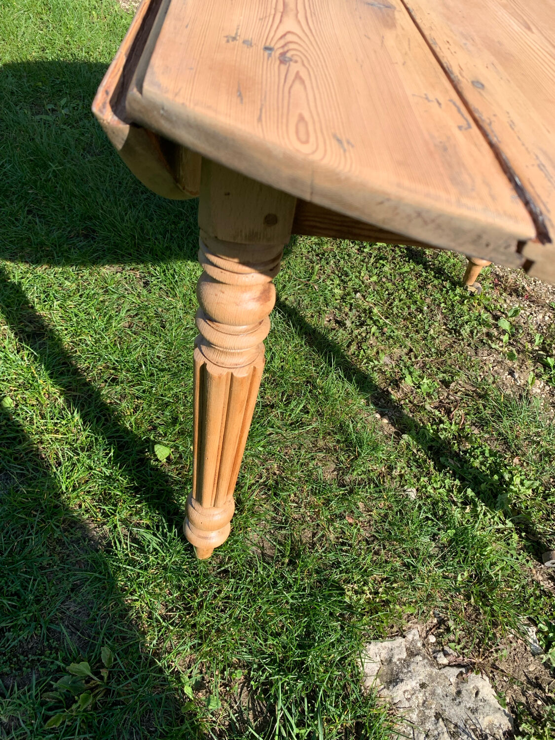 Folding round table