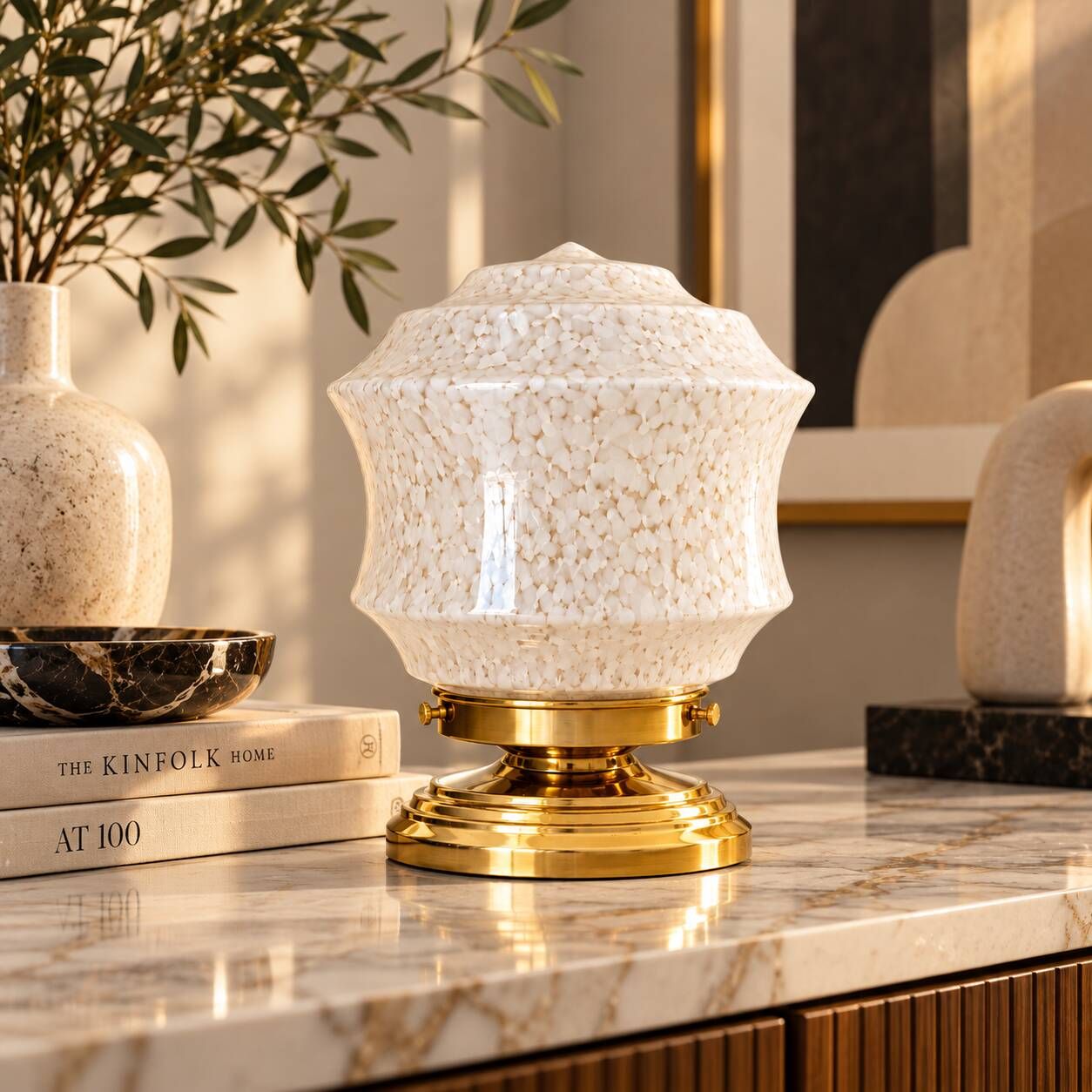 Zoé — Table lamp in speckled white Clichy glass and gold brass.