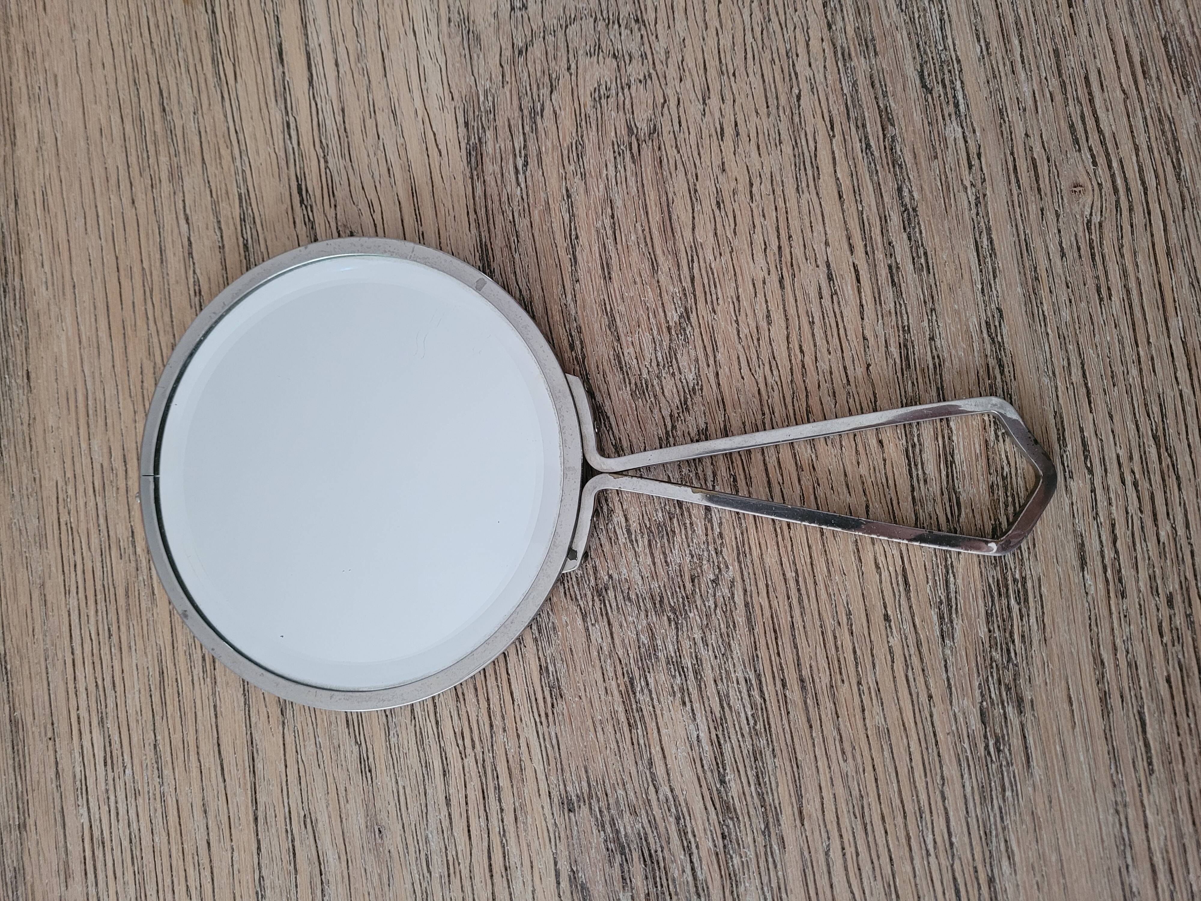 Mirror "face to hand" in chromed metal