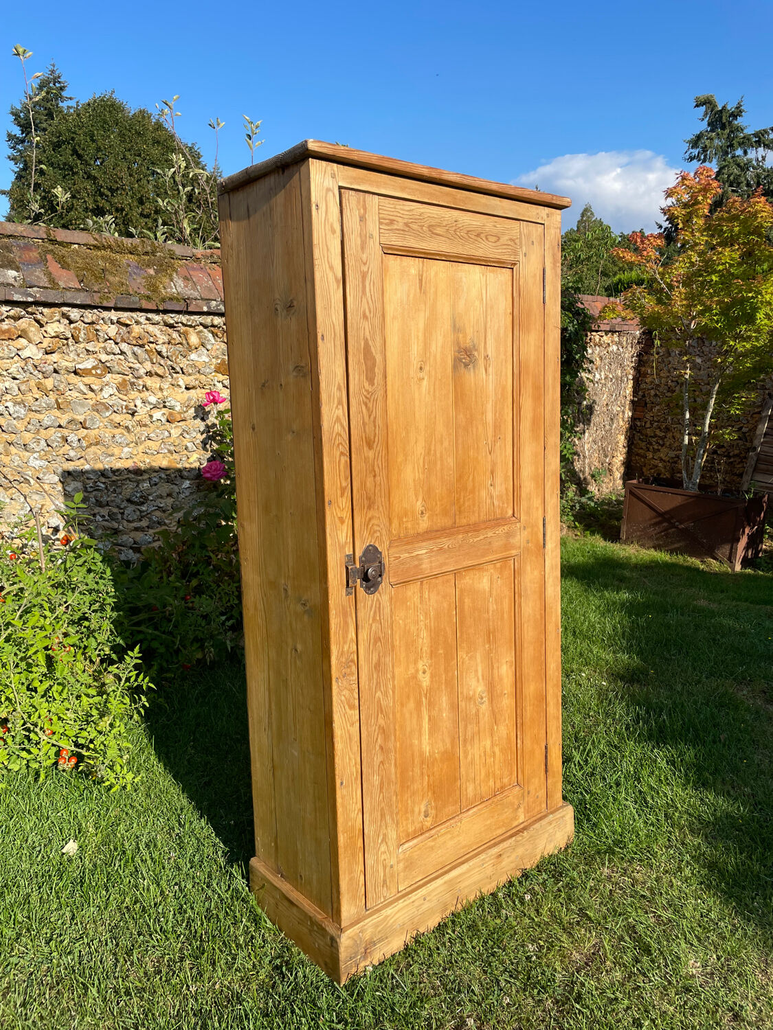 1 door wardrobe in 19th century pine.