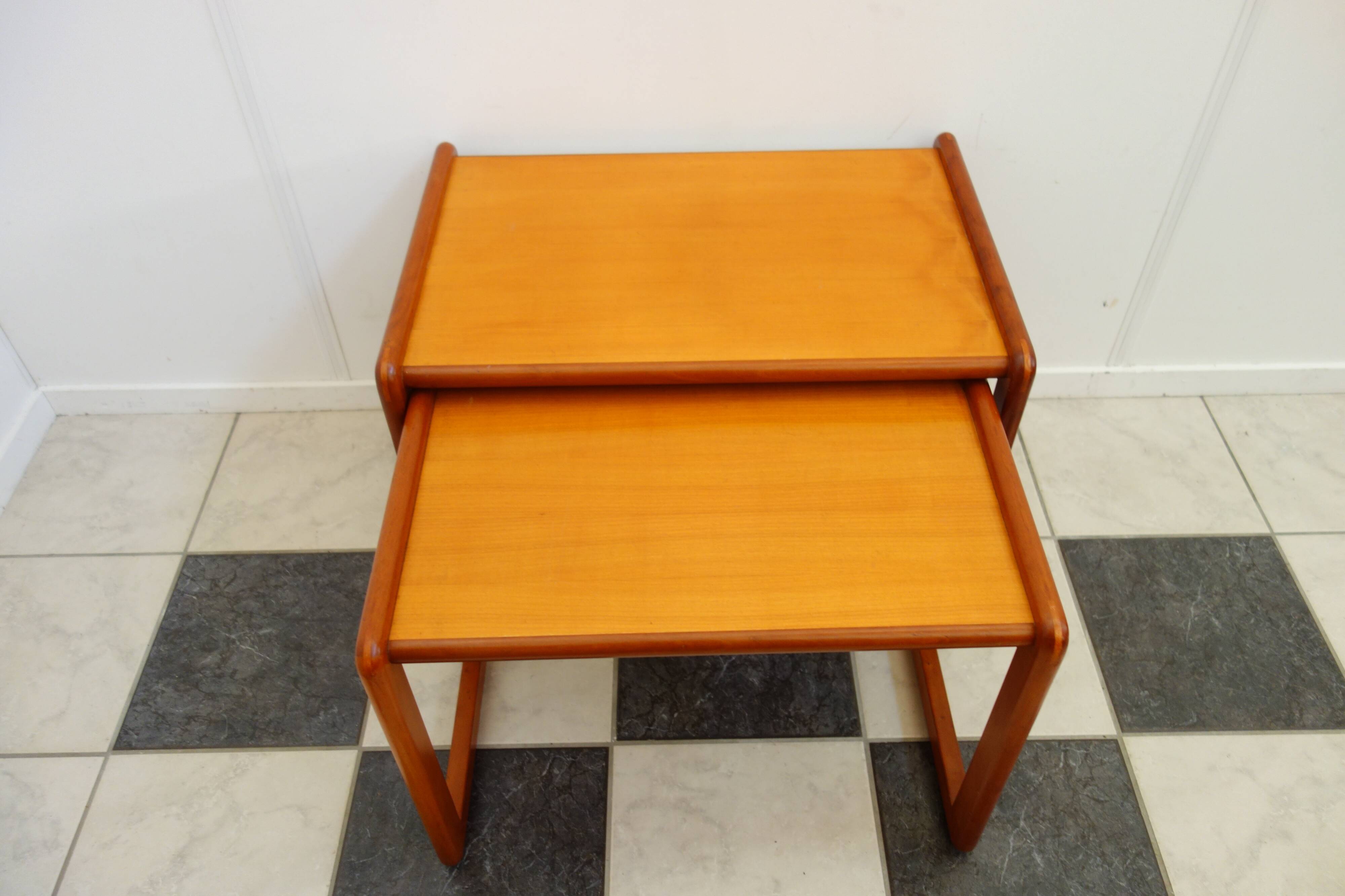 Ensemble de tables gigognes des années 1960