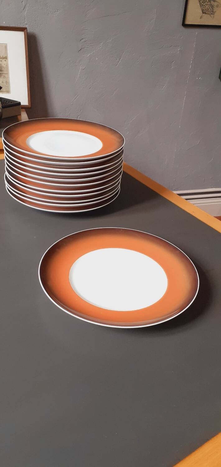 12 Space Age dinner plates from the 70s in porcelain from the Manufacture Royale De