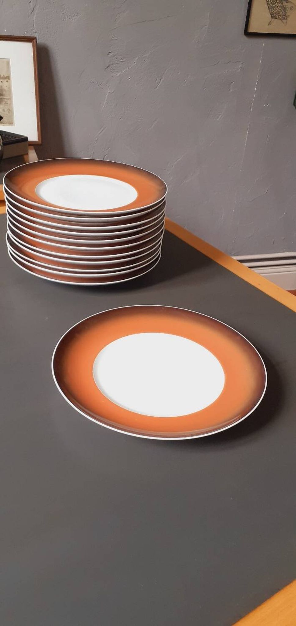 12 Space Age dinner plates from the 70s in porcelain from the Manufacture Royale De