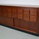 Meuble de rangement/d'apothicaire ou classeur vintage en bois dur hollandais du milieu du siècle