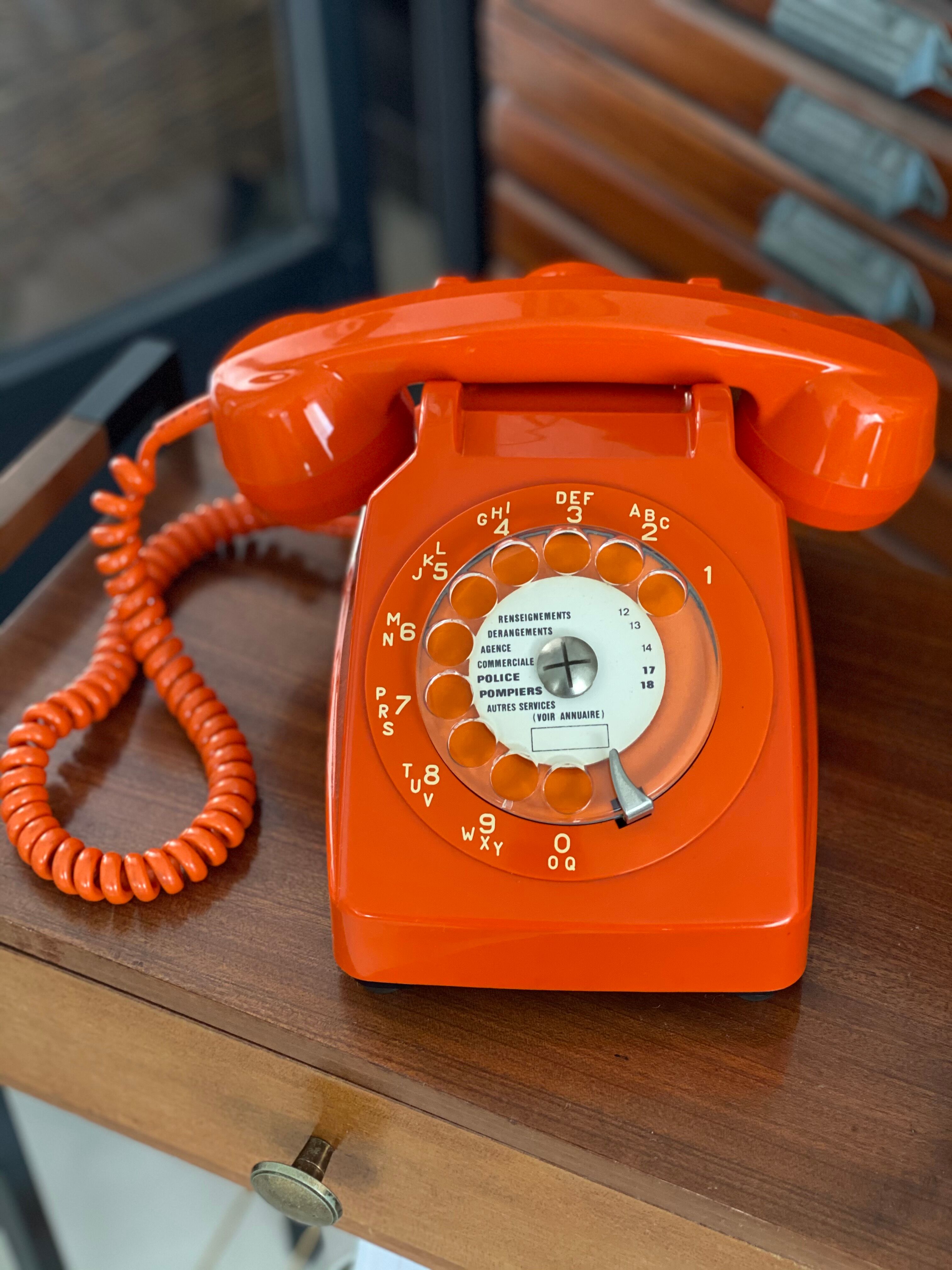Téléphone à cadran vintage orange
