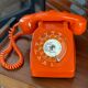 Téléphone à cadran vintage orange