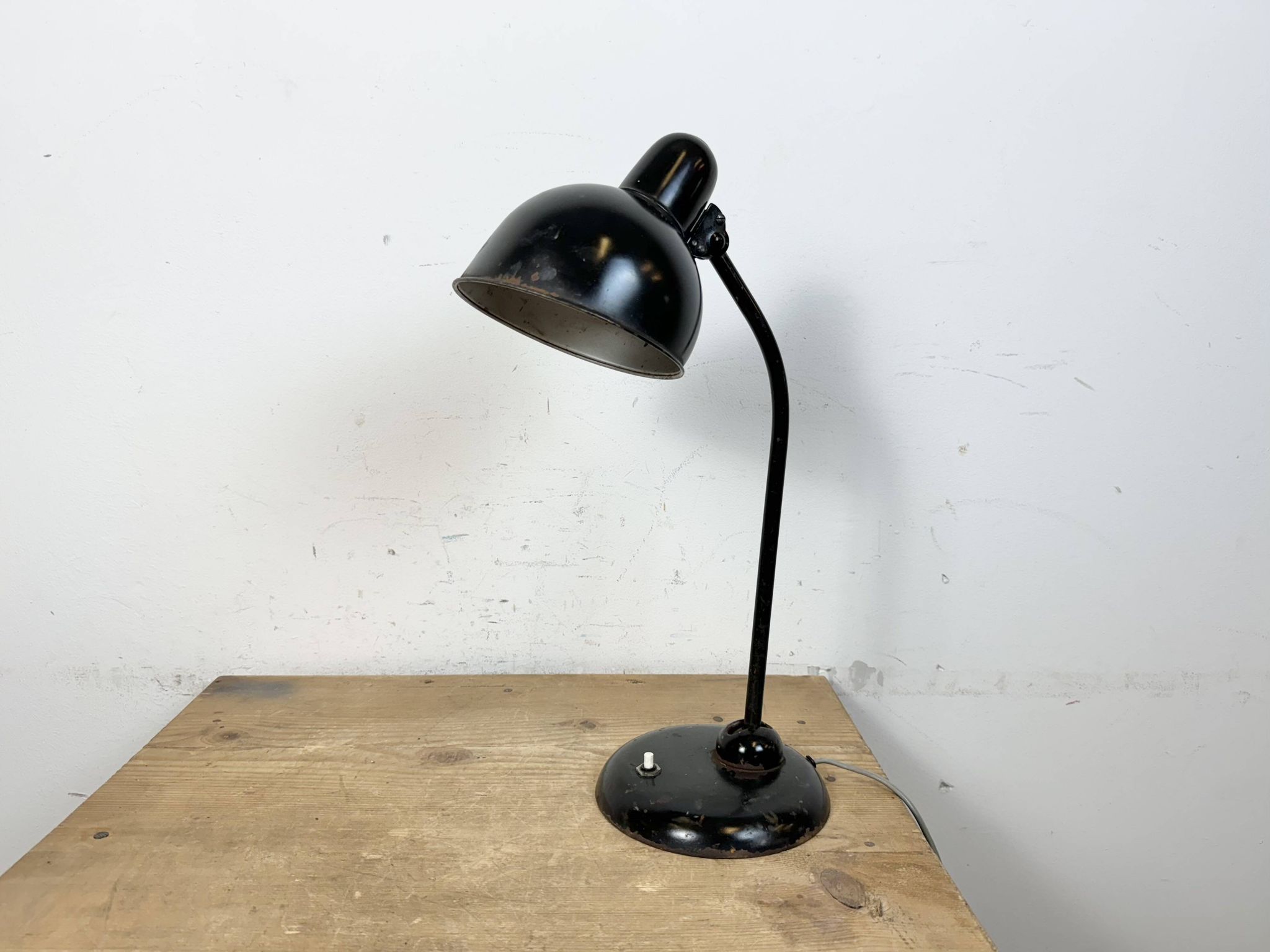 Lampe de table industrielle Bauhaus noire, années 1930