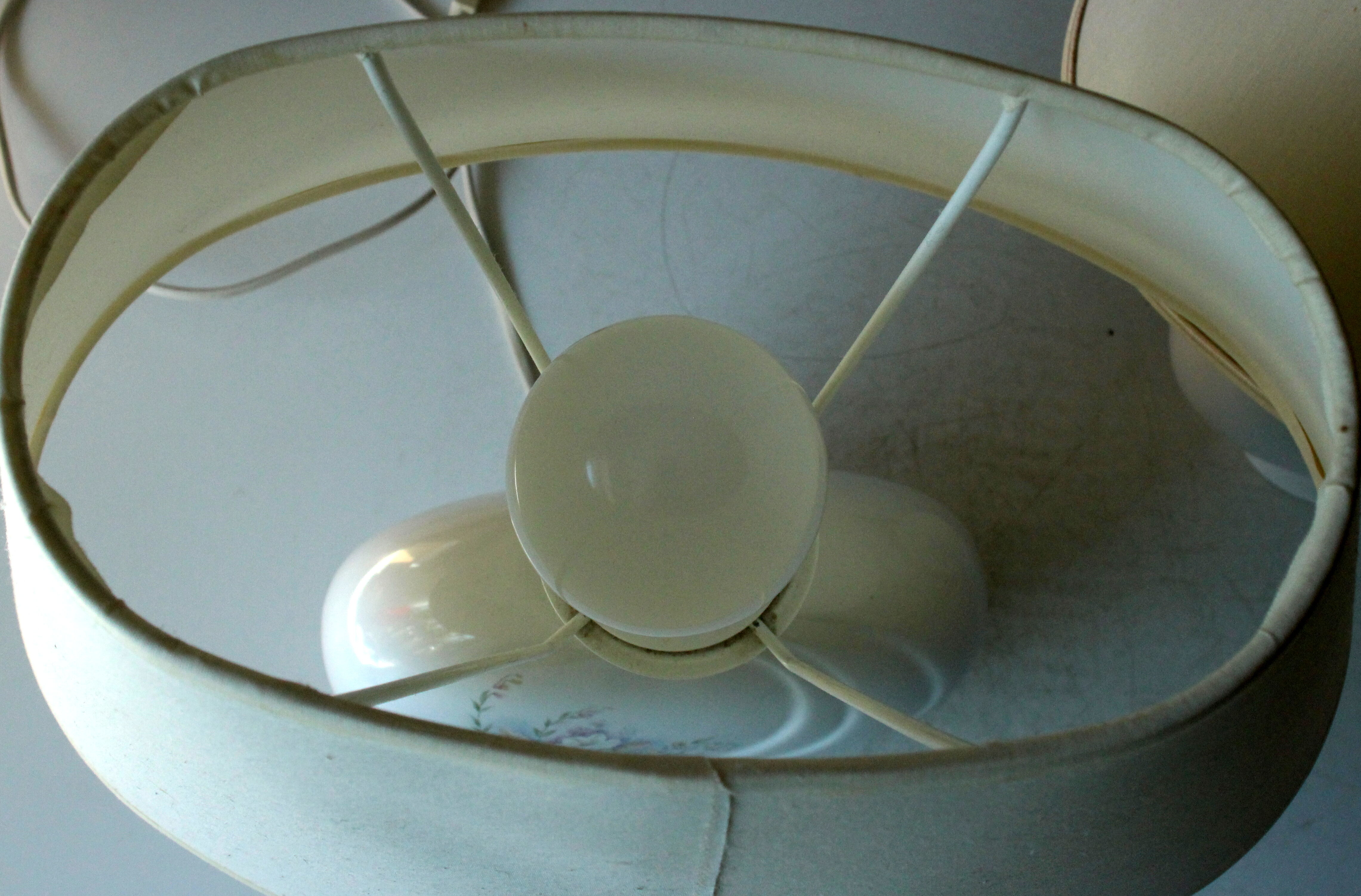 2 bedside lamps made of white ceramic with floral motifs and fabric lampshades, vintage from the 70s