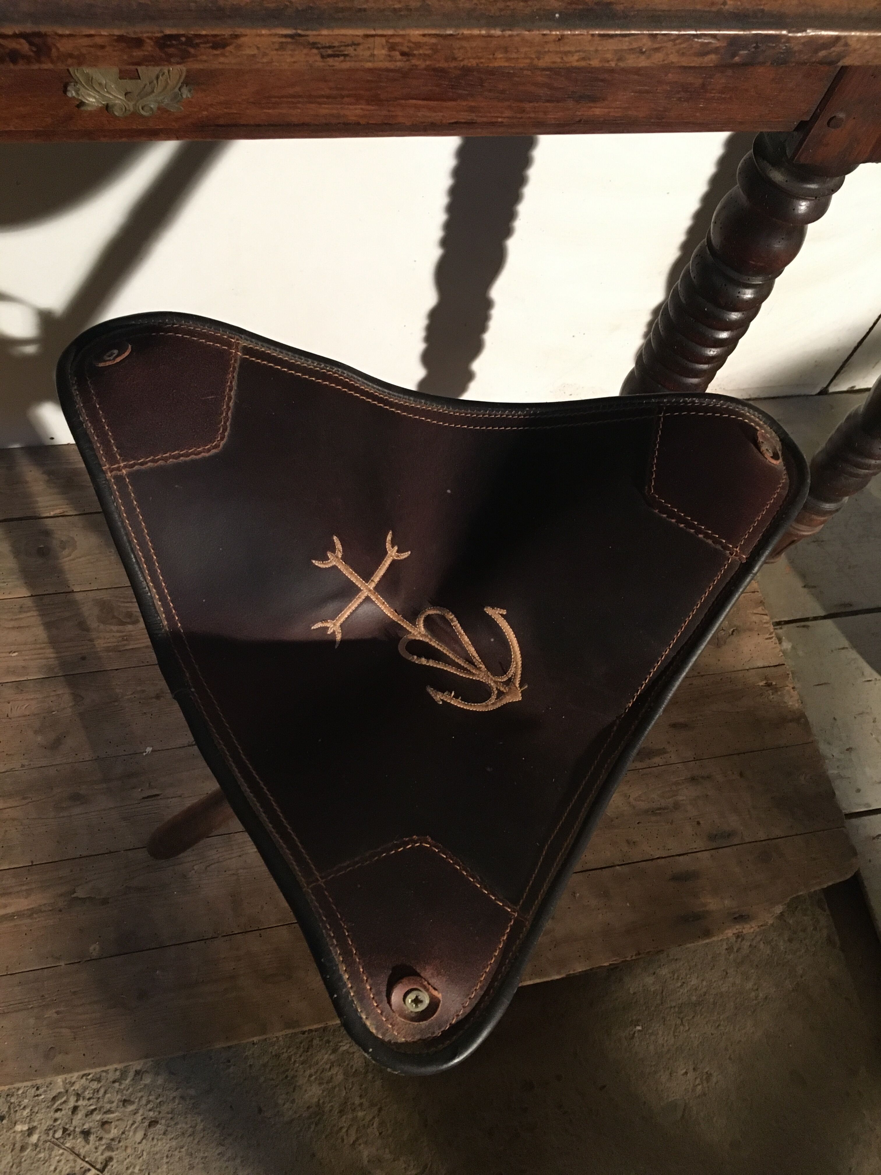 Foldable wooden and leather tripods