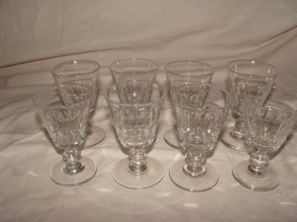 8 verres à apéritif en cristal de '' Baccarat '' modèle '' Caton