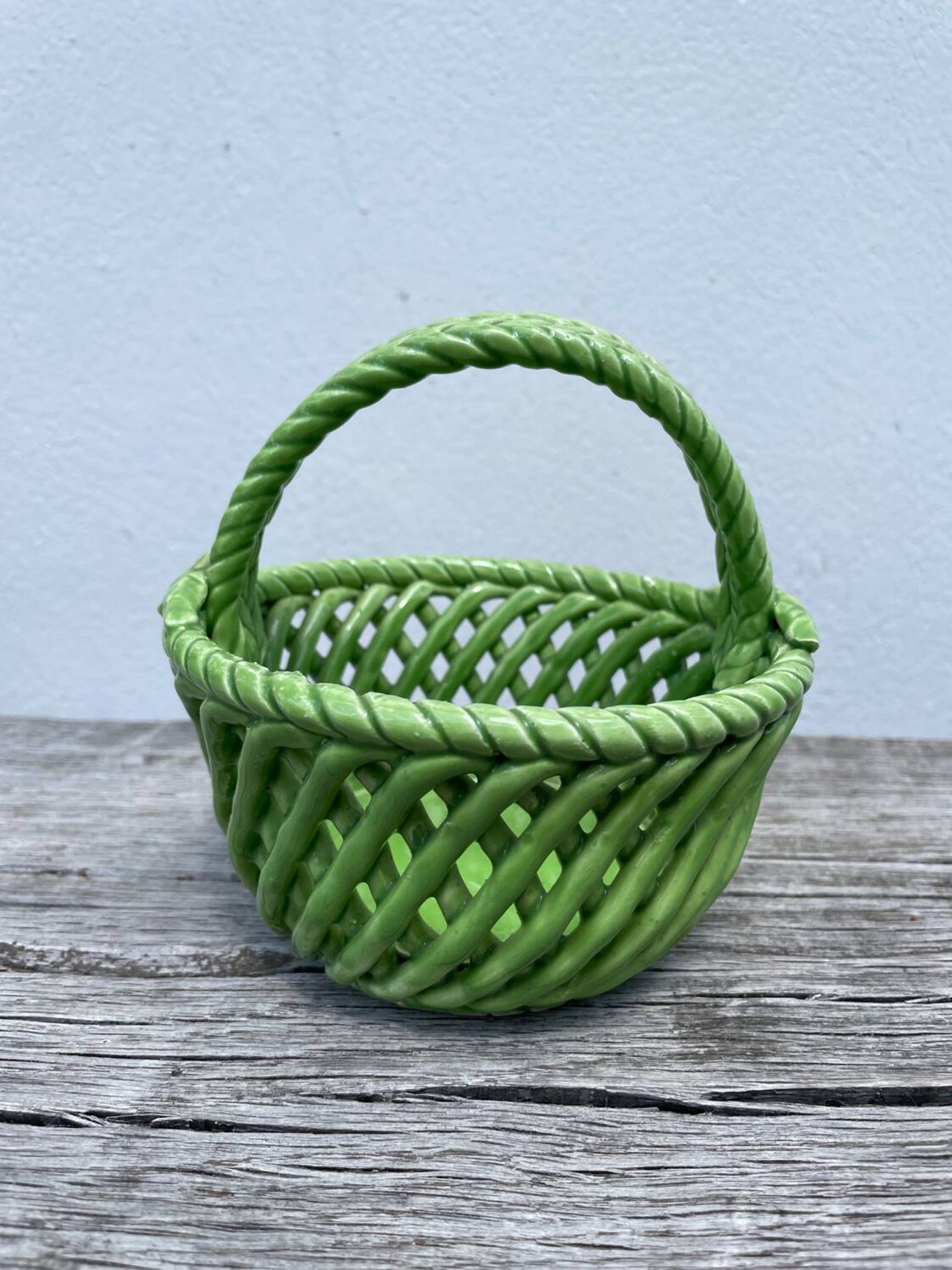 Plat panier en faïence tressée vert / céramique ancienne