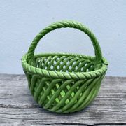 Plat panier en faïence tressée vert / céramique ancienne
