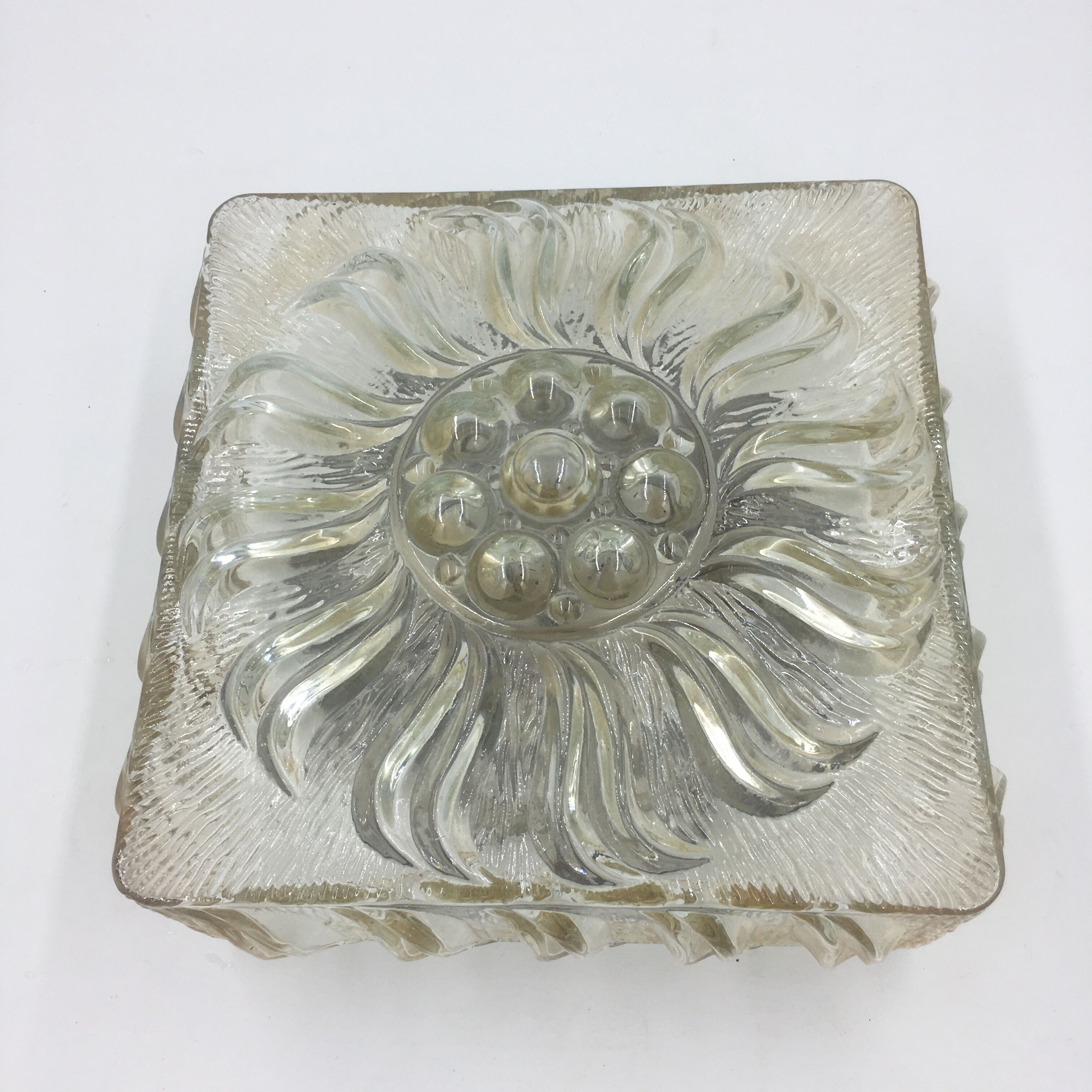 Applique en verre moulé en relief