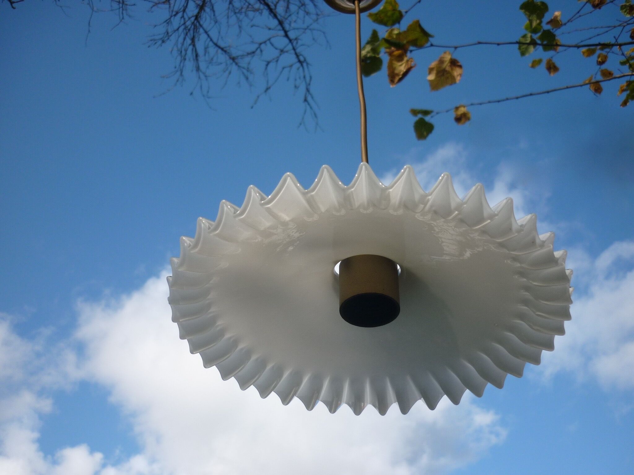 Hanging undulating opaline blinds