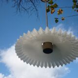 Hanging undulating opaline blinds