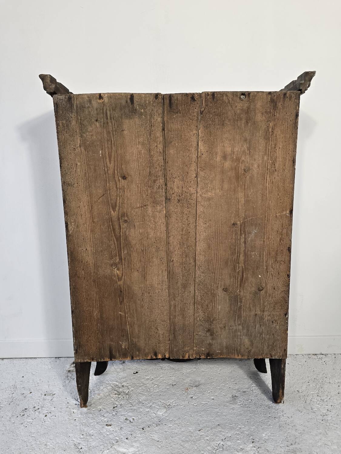 Glass-fronted walnut cabinet – 18th century – Verriau