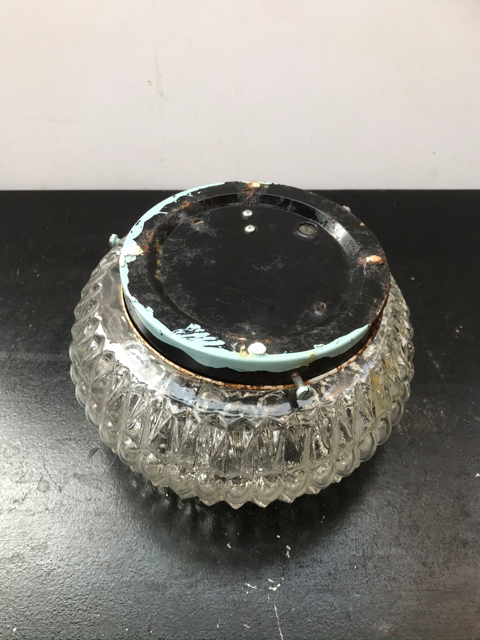 Platfonr Applied Rond Moulded Glass - Vintage Black Metal Support