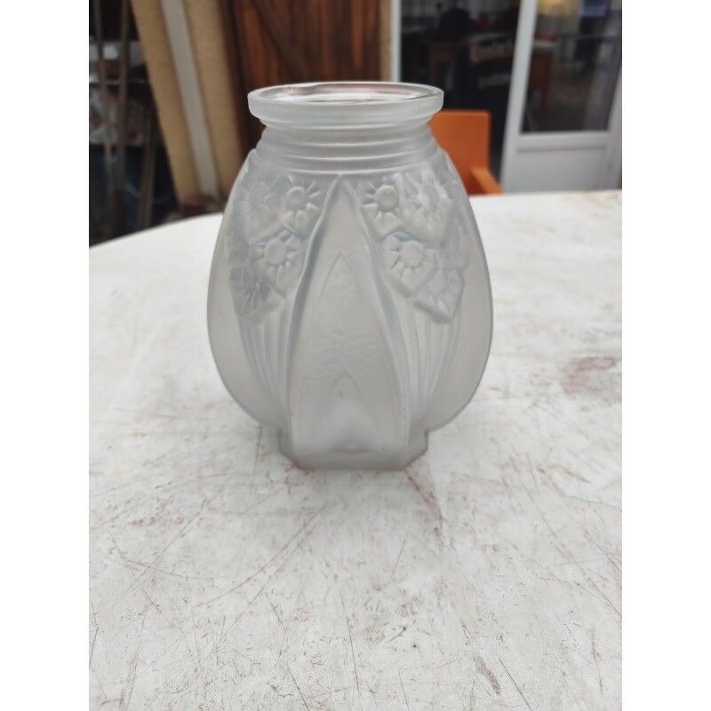 Art Deco vase made of opalescent moulded glass