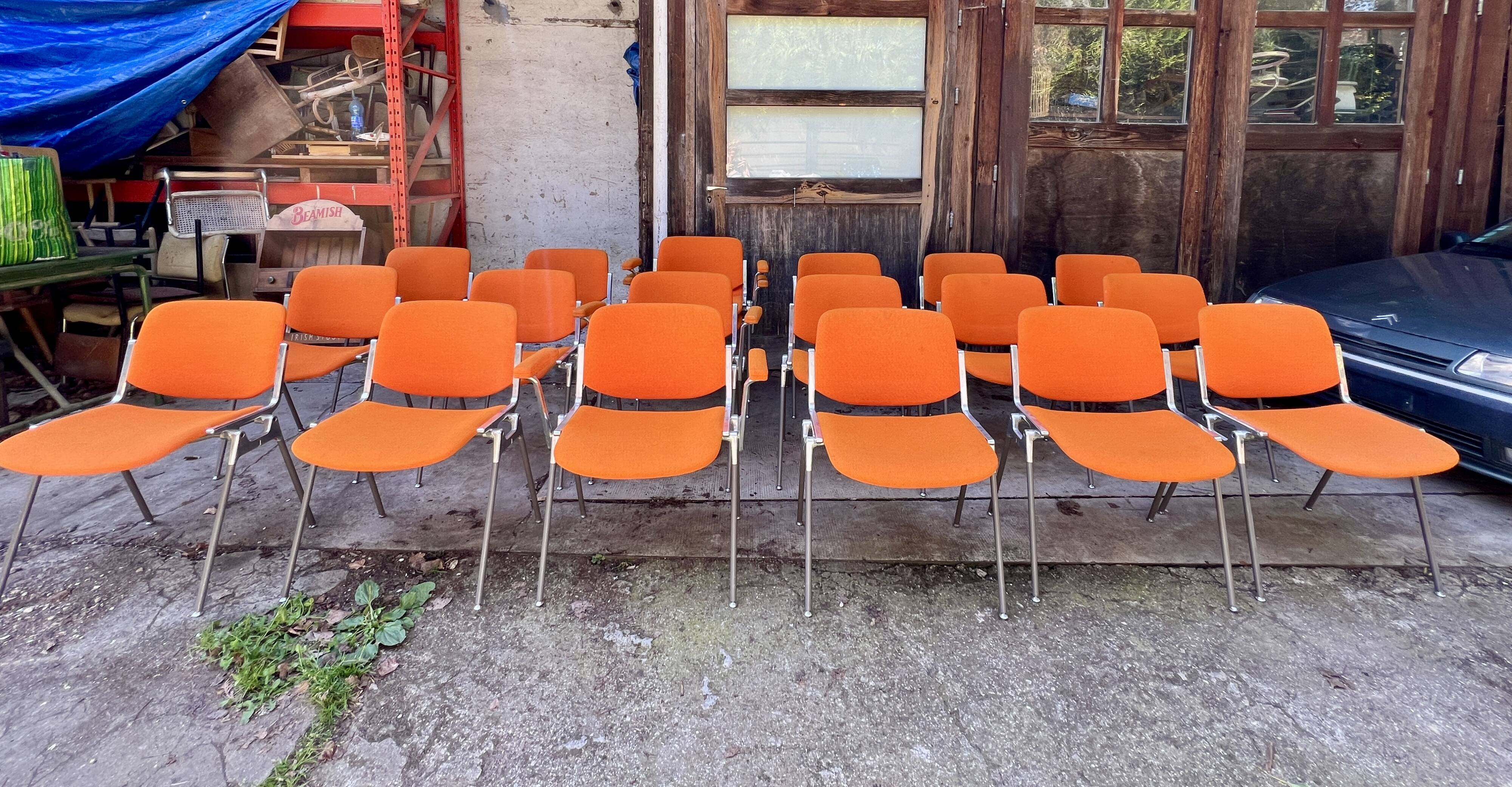 Sérié 39 chaises 4 fauteuils DSC 106 en tissu orange par Giancarlo Piretti pour Castelli