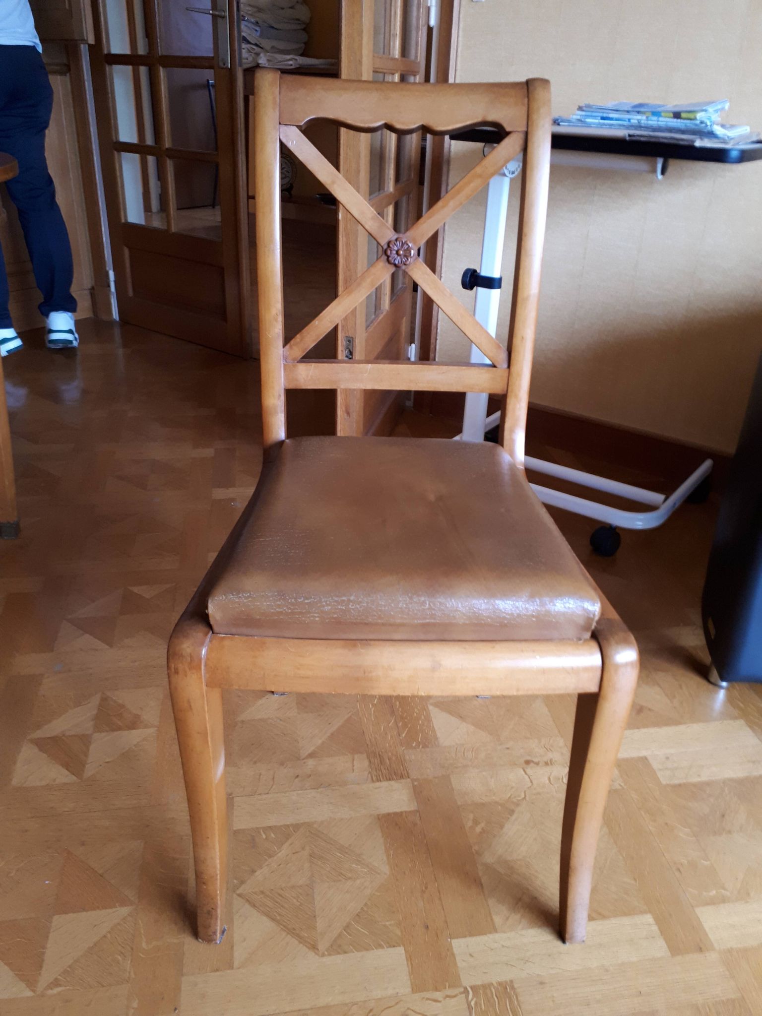 Chaise en bois assise en cuir