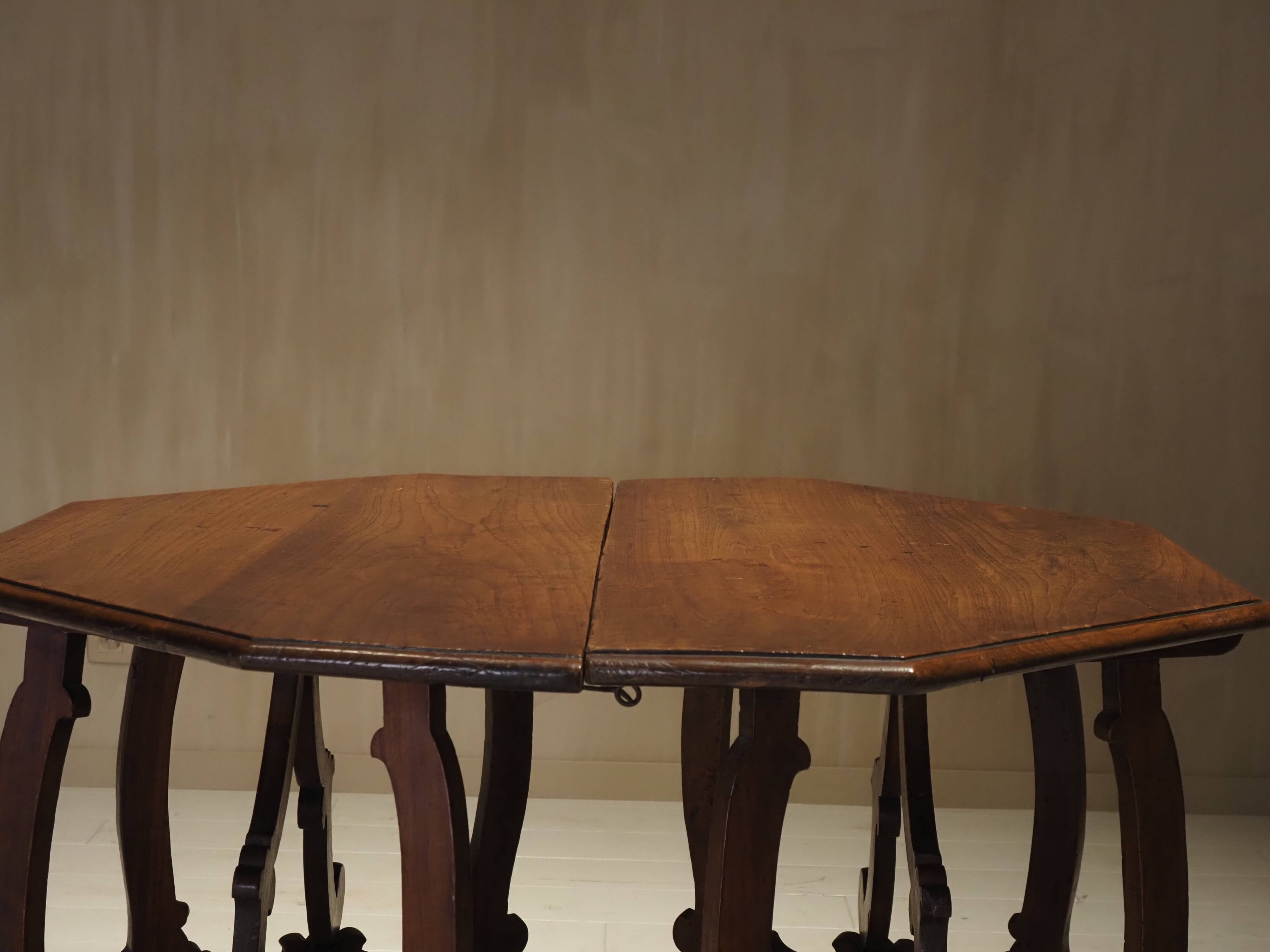 Pair of Italian consoles from the 18th century.