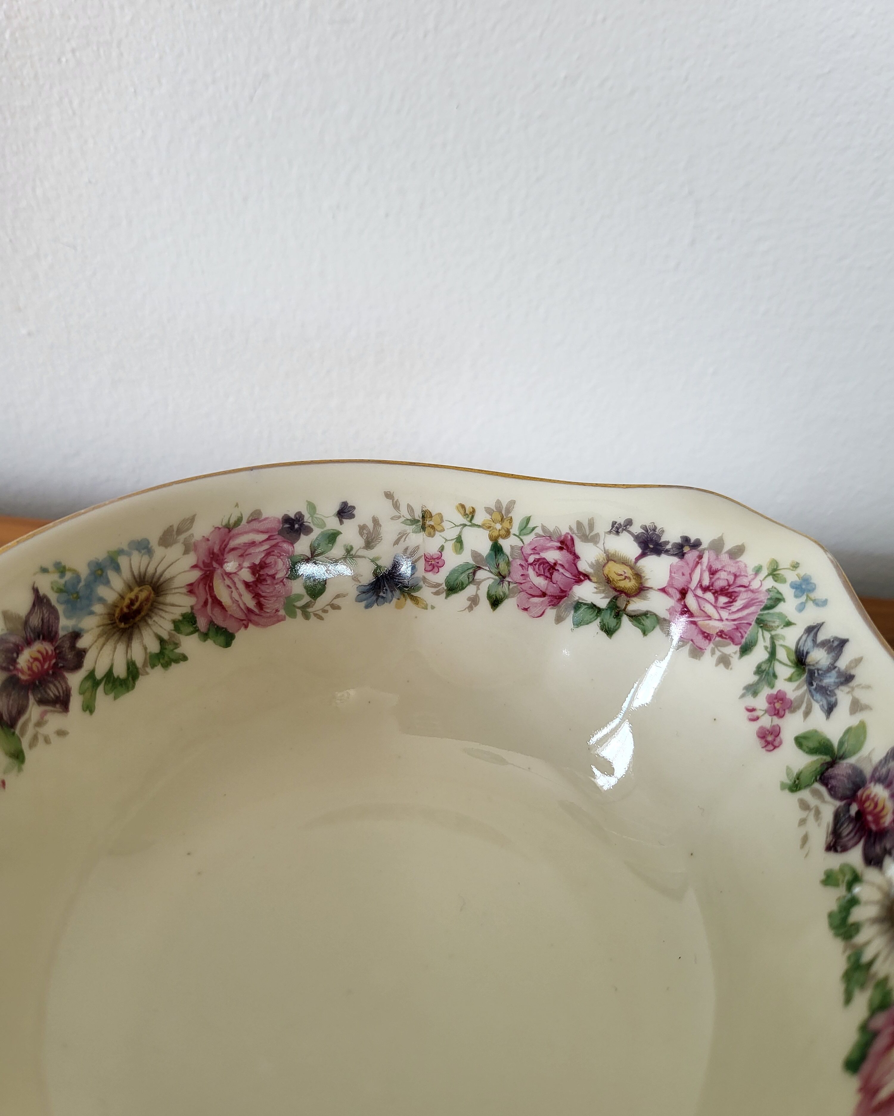 Limoges Bernardaud. Sauce boat in porcelain with floral decorations.