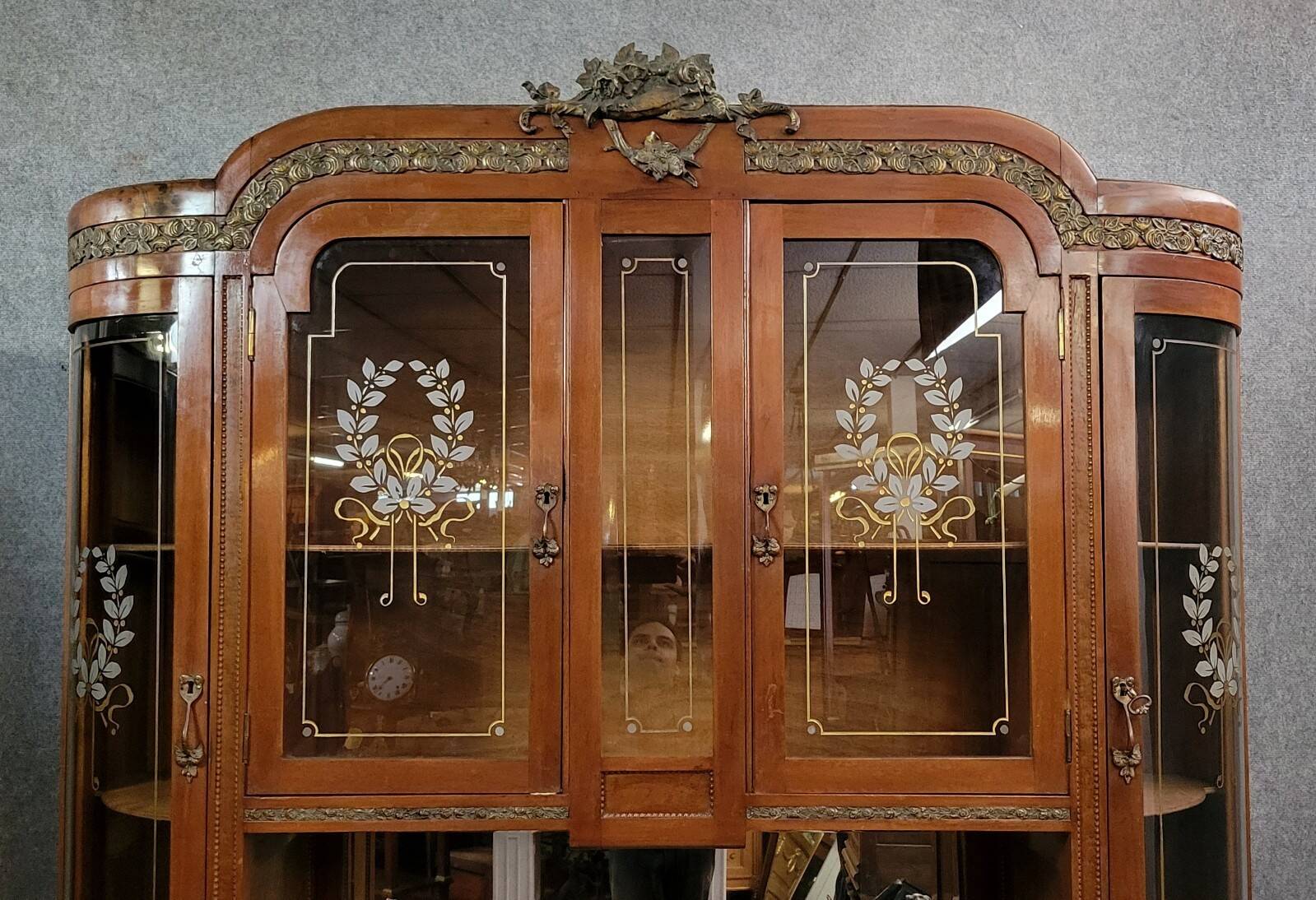 Buffet-vitrine Art nouveau aux putti, vers 1900