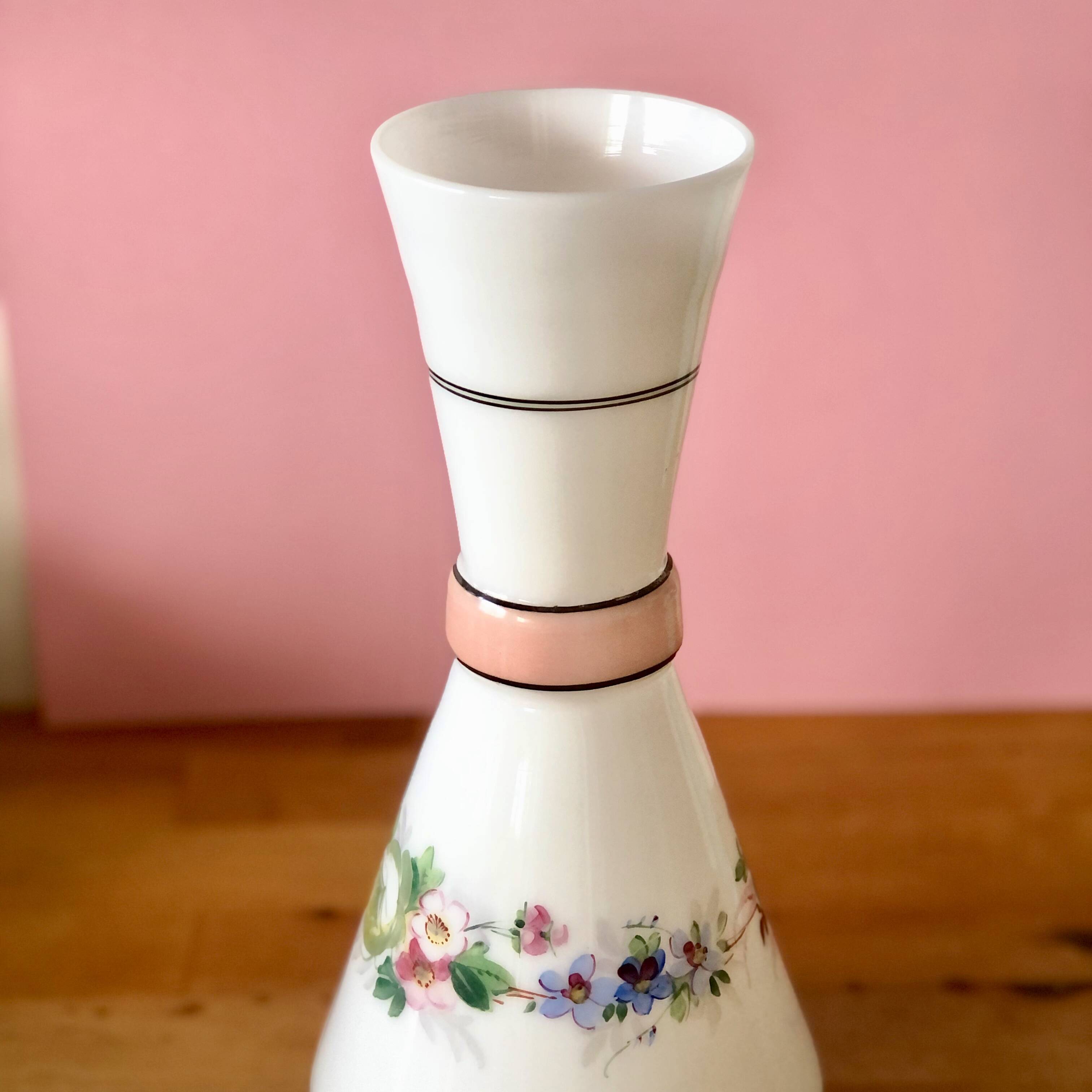 Vase en opaline blanche et décor floral