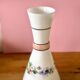 Vase en opaline blanche et décor floral