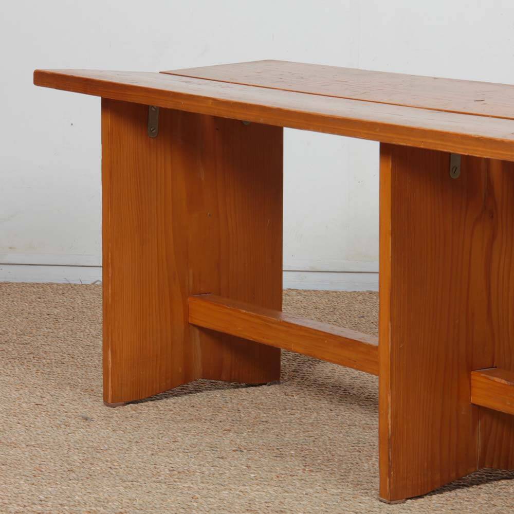 Vintage pine bench, 20th-century work.