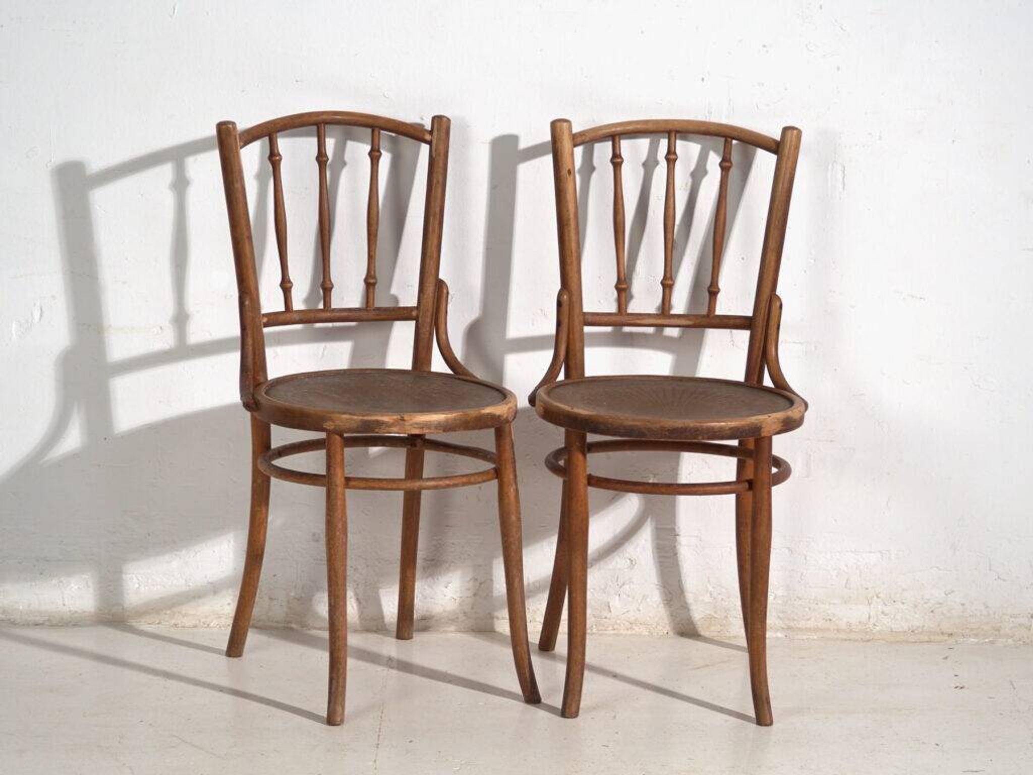 Pair of Thonet-style chairs in bent wood with turned spindles – Central Europe, circa 1920
