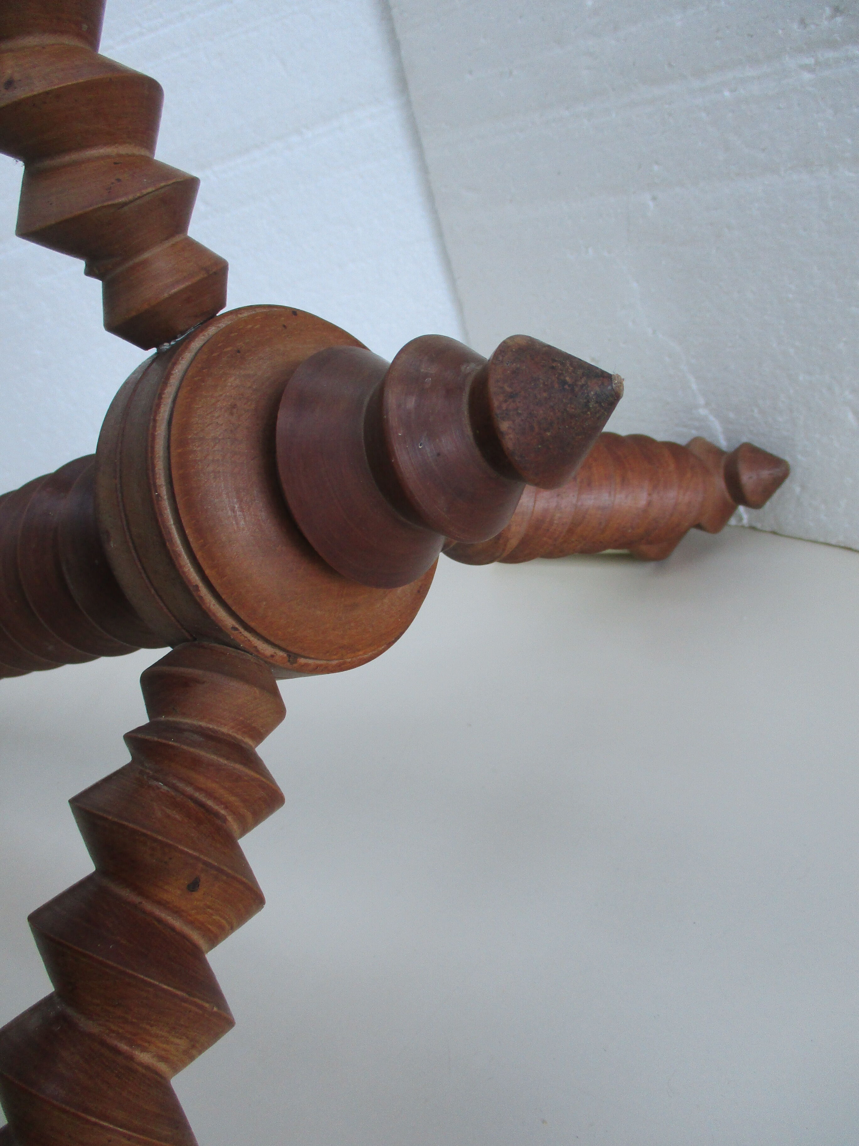 Lustre - wood applique, press screw