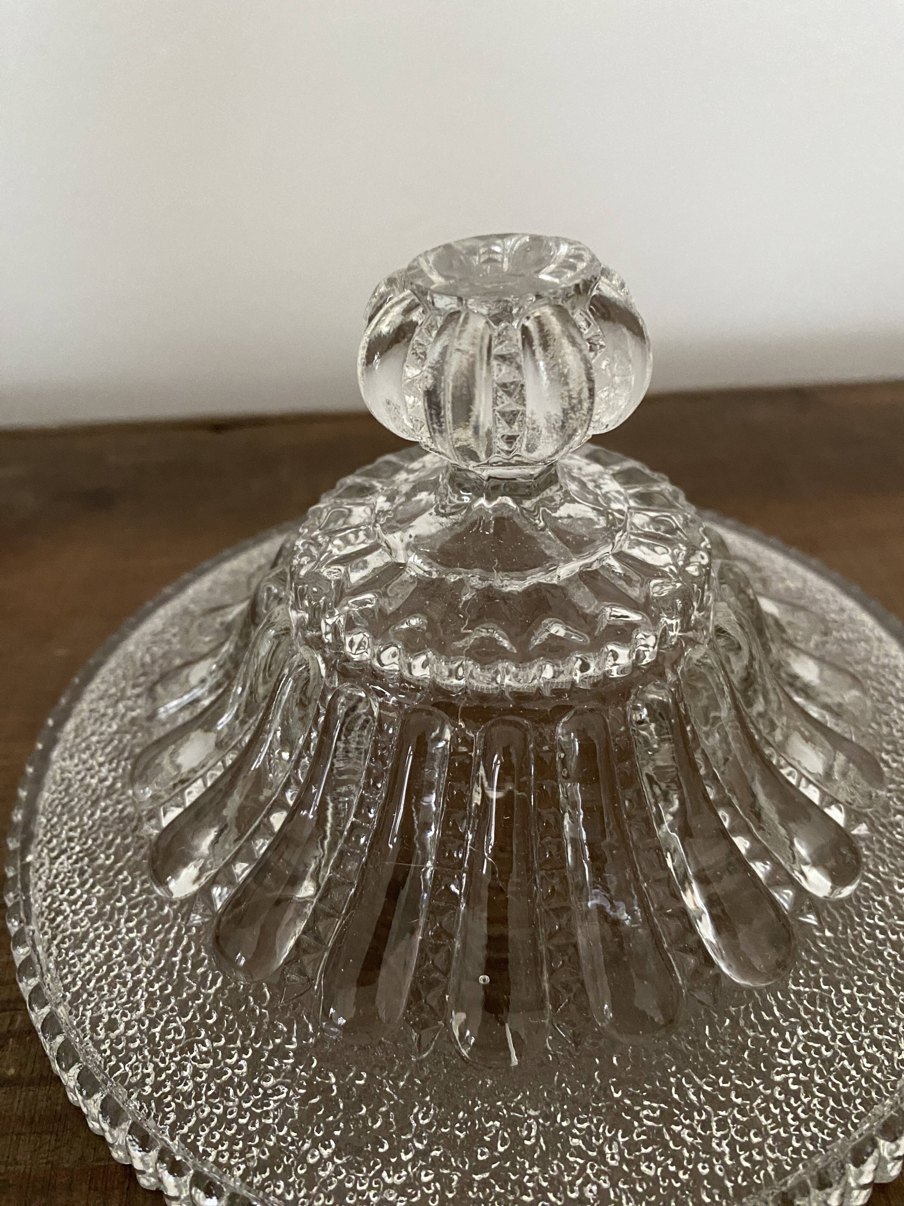 Bonbonniere, drageoire, sugar bowl in vintage molded and cut crystal