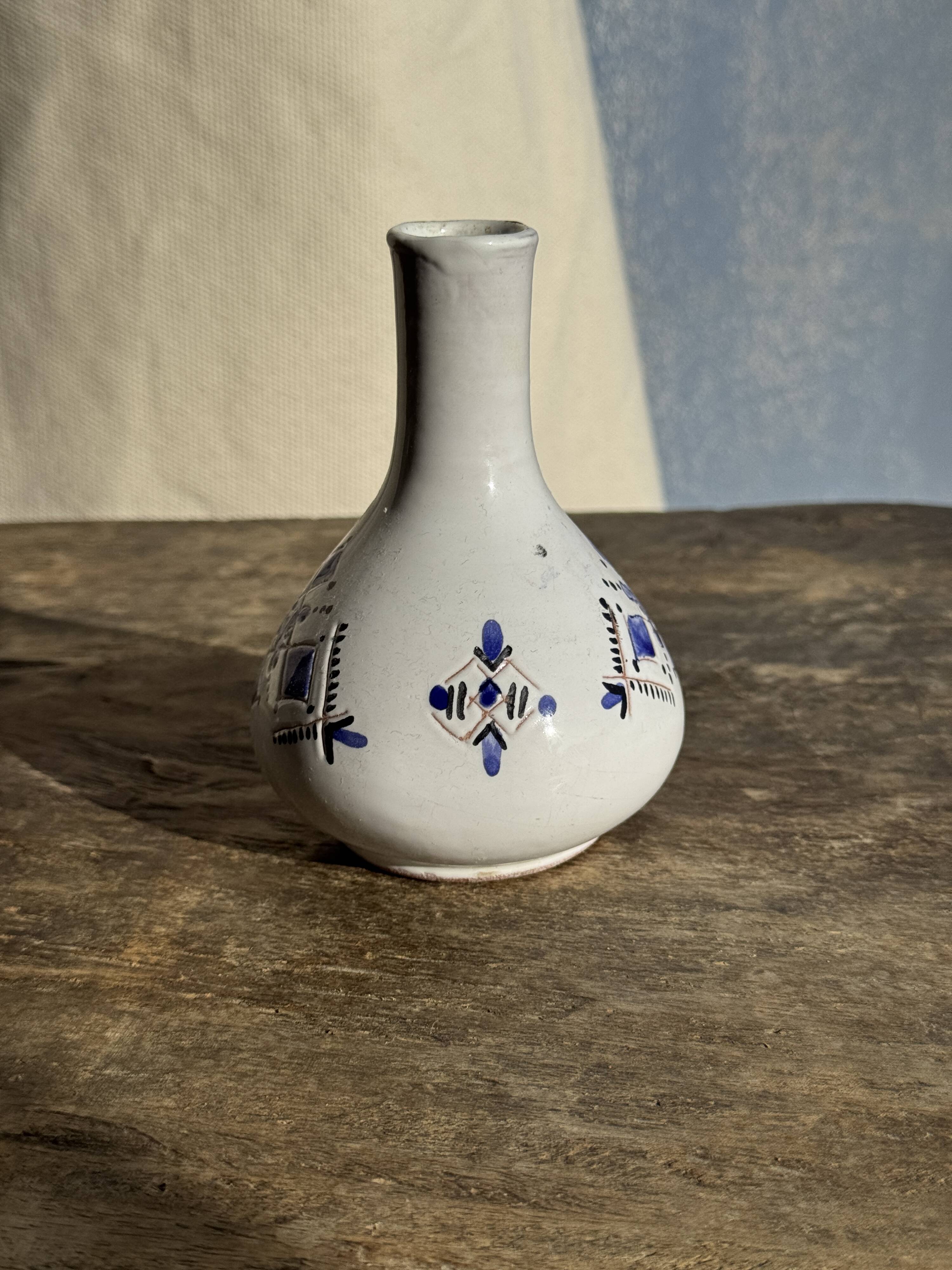 Small vintage white soliflore vase with blue geometric patterns H12