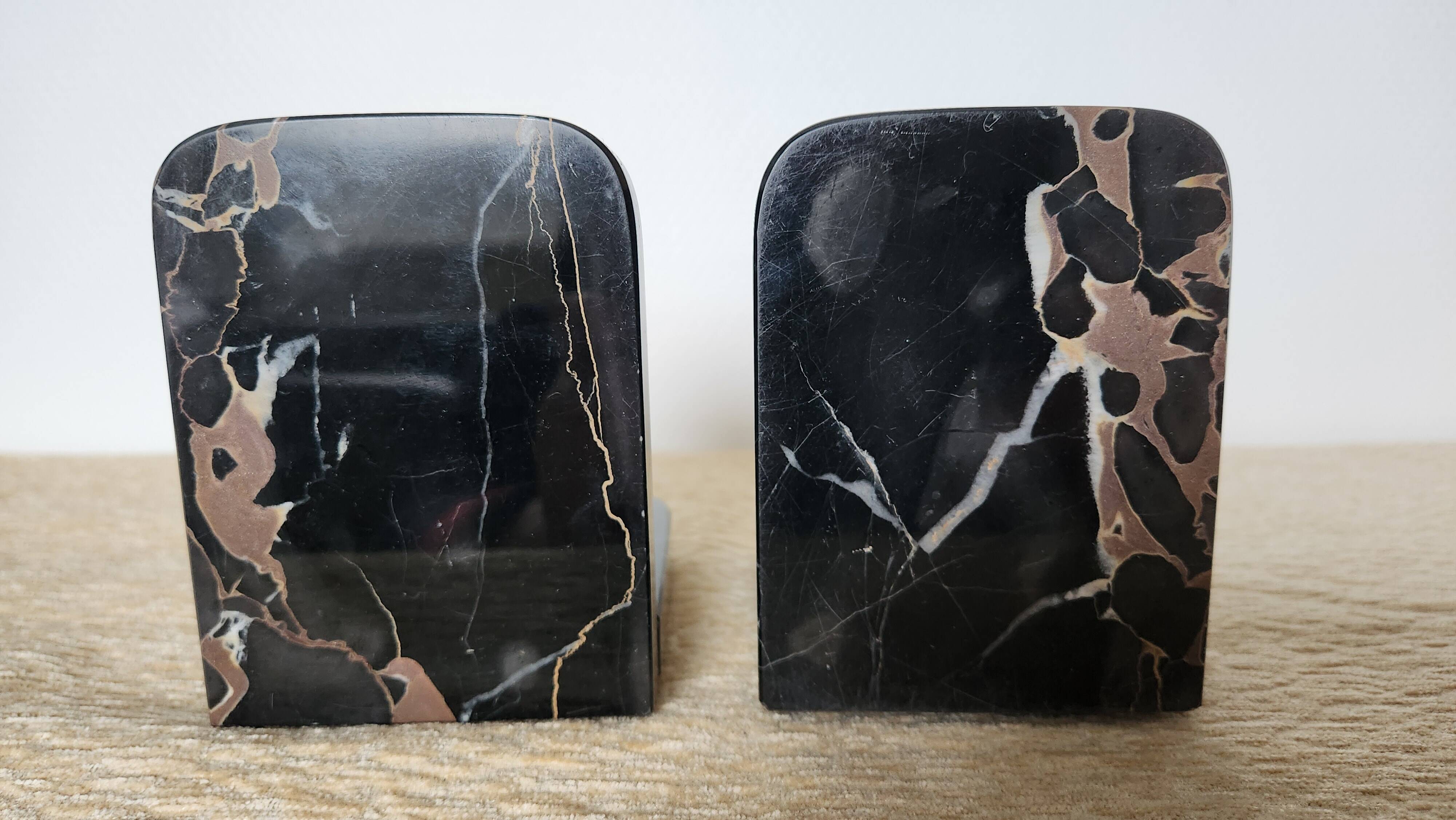 Art Deco pair of bookends in Portor marble and onyx, 1930s-1950s.