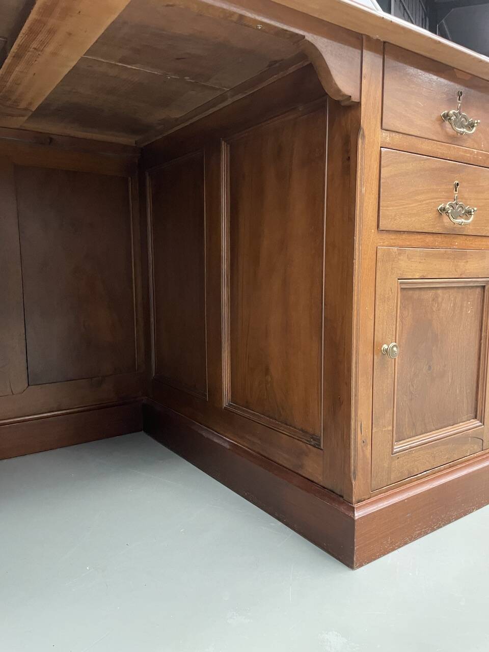 Comptoir ou bureau en noyer années 50