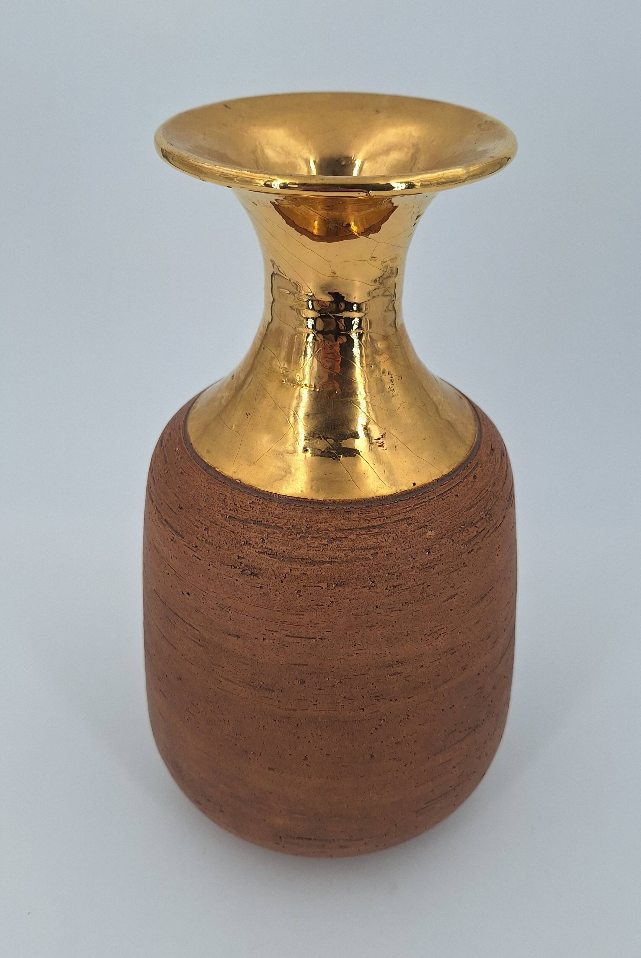 Vase in raw chamotte sandstone enameled with gold, Italy, Bitossi for Raymor, circa 1960/1970