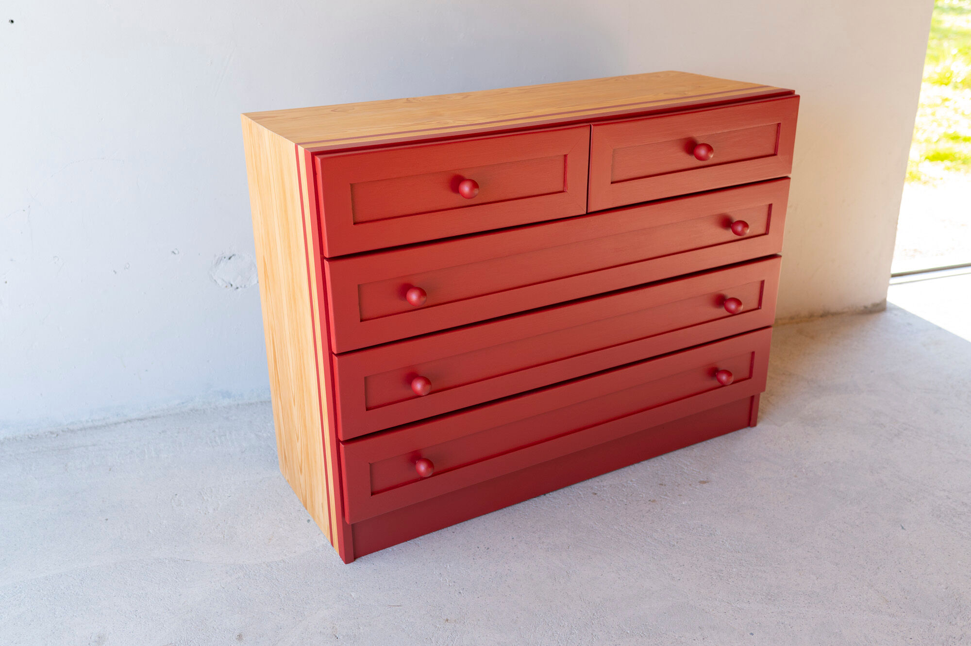 Commode pin massif rouge