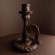 Bougeoir en bois sculpté brutaliste, marron foncé avec des reflets plus clairs, fabriqué en Italie, années 1940.