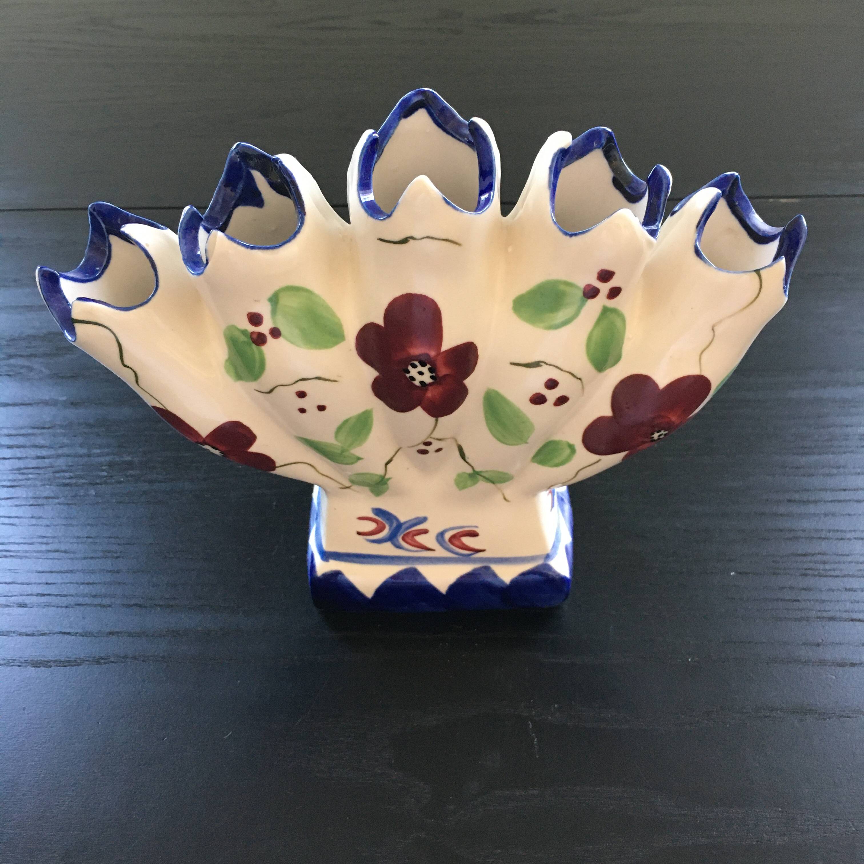 Fan vase with floral decoration