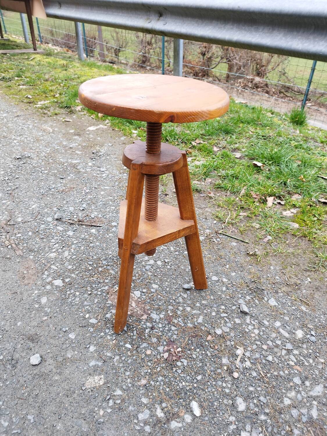 Round screw stool