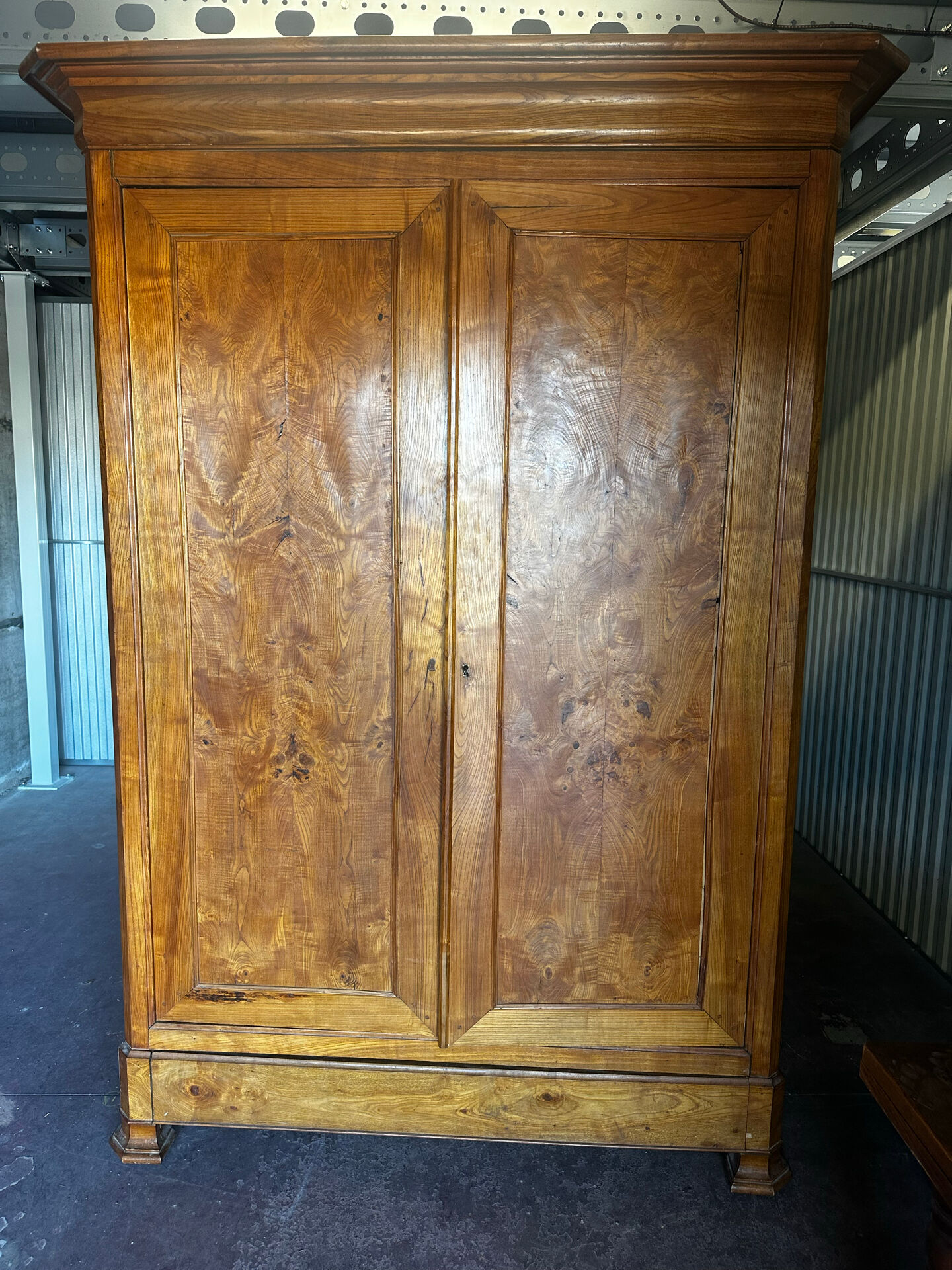 Armoire en orme massif d’époque Restauration, XIXe siècle