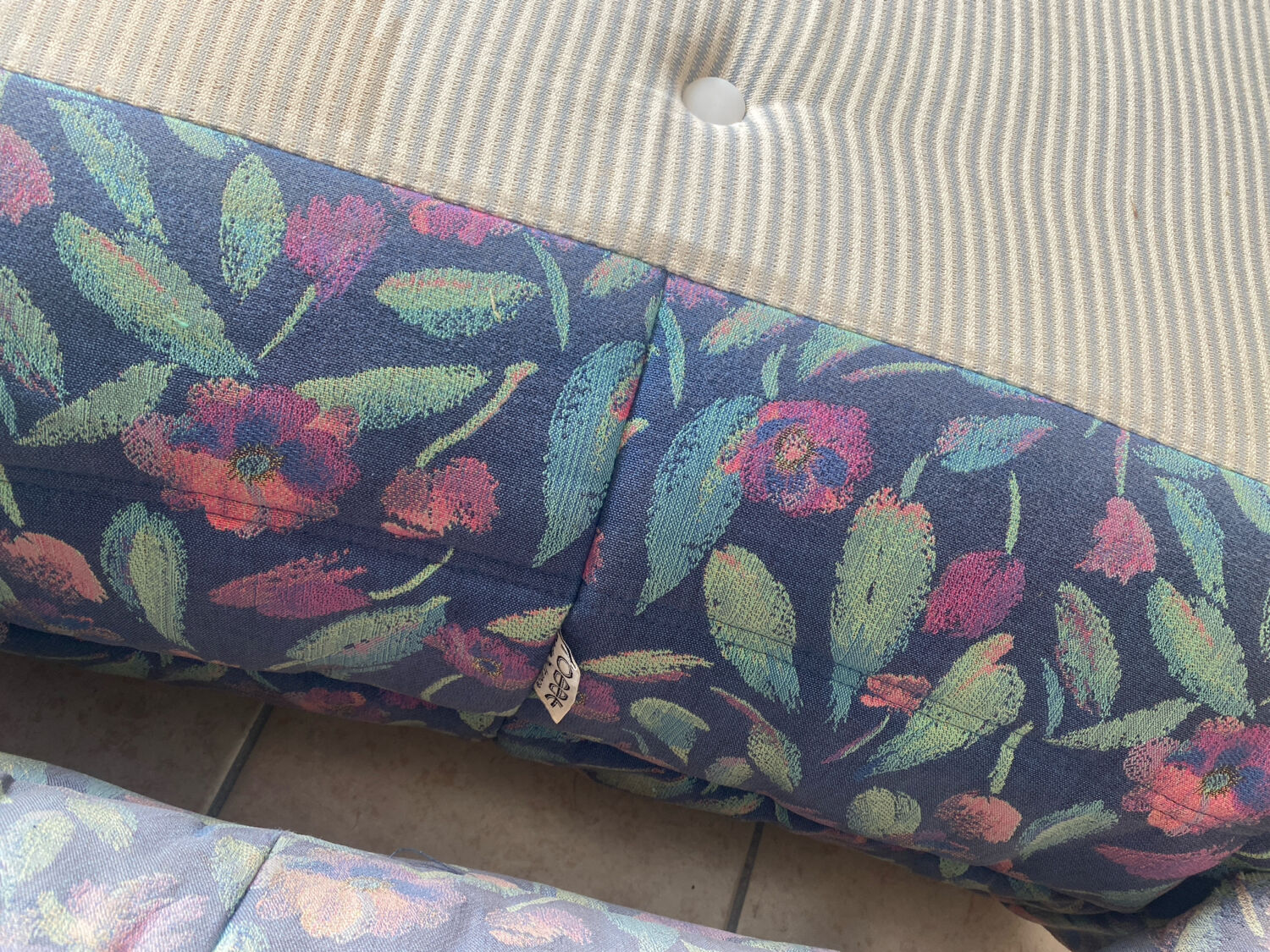 Shoe cabinet with its pouf by Michel Ducaroy for Ligne Roset.