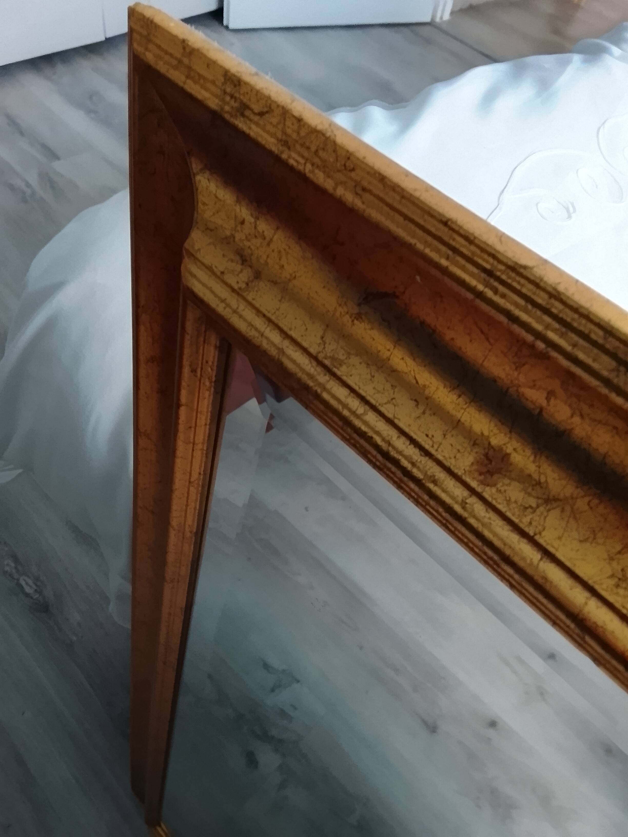 Miroir dans un élégant cadre doré. 84 x 57