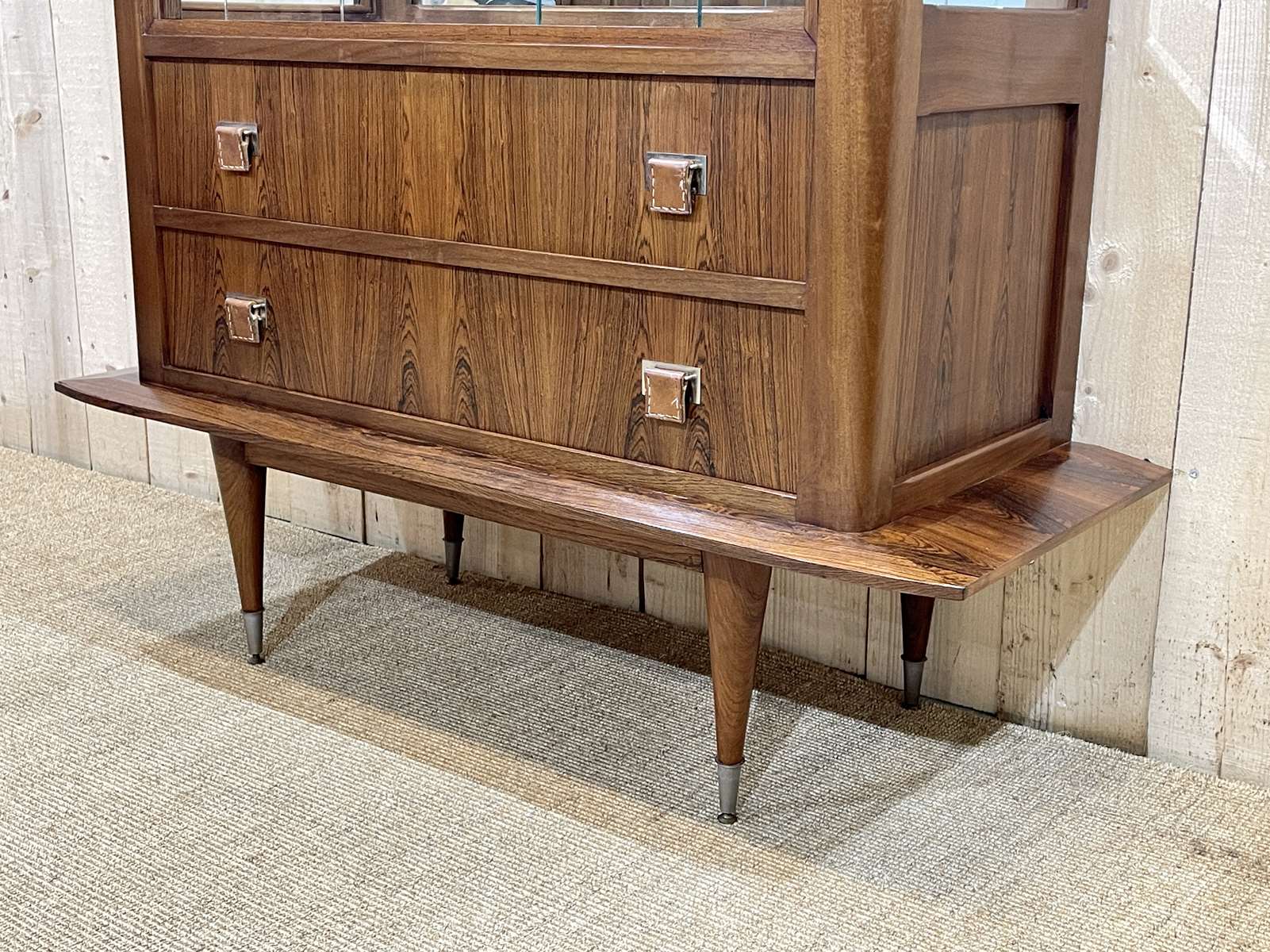60s showcase in rosewood, mahogany and leather handles