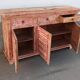 Buffet en bois avec reflets rouges