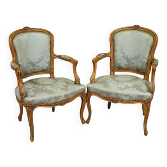 Paire de fauteuils de style Louis XV en hêtre mouluré et sculpté