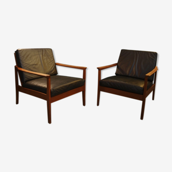 Paire de fauteuils en cuir et teck des années 60