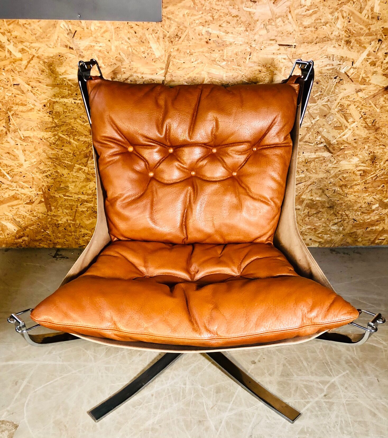 Vintage retro sigurd resell leather  &  chrome falcon chair